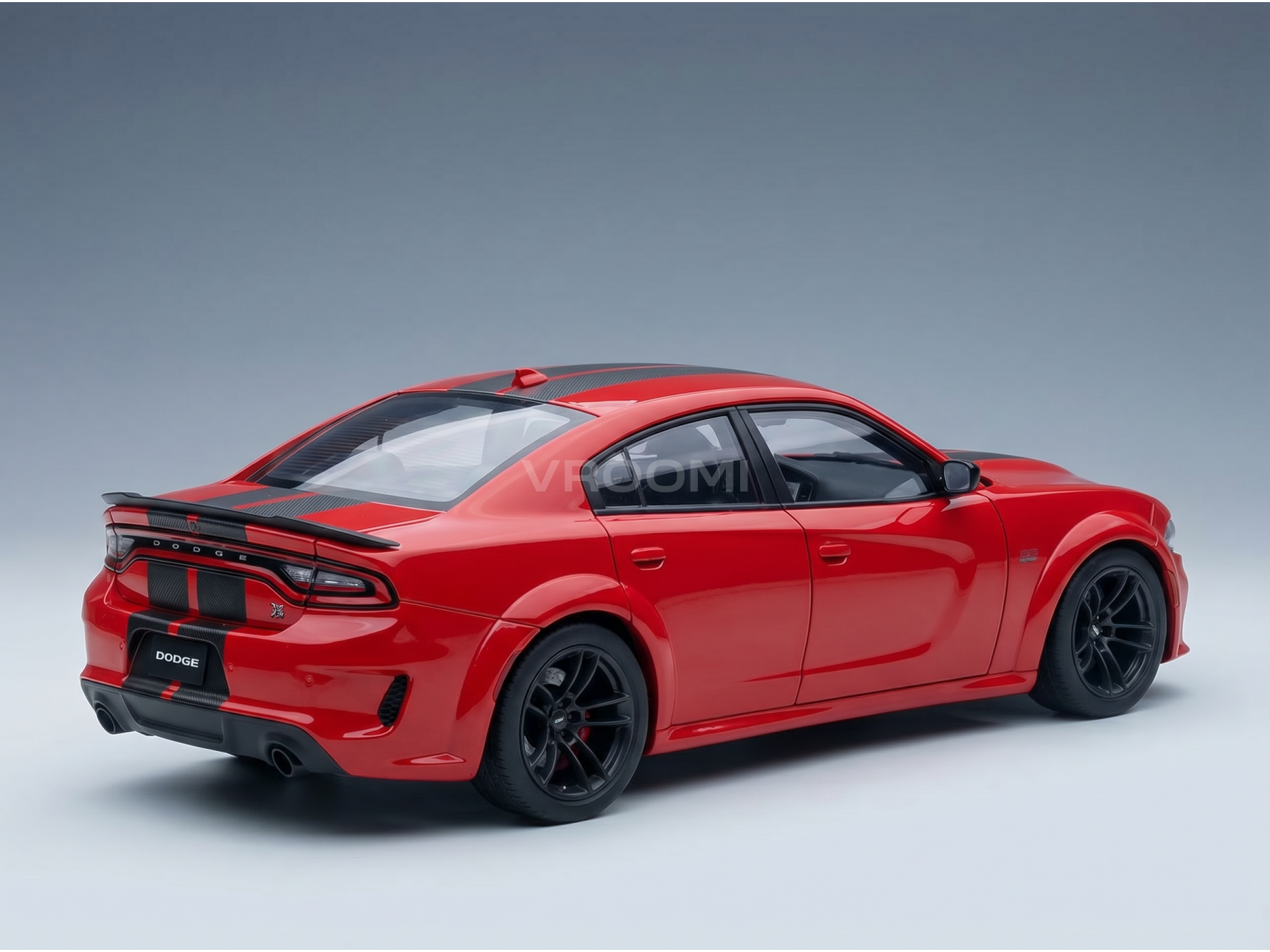 Maqueta a escala del Dodge Charger SRT Hellcat rojo de Vroomi, con llantas negras y franjas de competición.