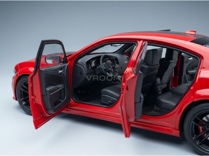 Coche a escala de color rojo con las puertas abiertas que permite ver el interior, disponible en Vroomi