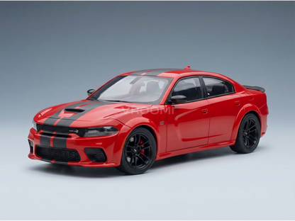 Coche a escala de color rojo con franjas de carreras negras, presentado por Vroomi para coleccionistas