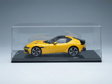 FERRARI - 12CILINDRI 2024 - MET VITRINE - STUK VOOR STUK GENUMMERD - GIALLO MODENA - GEEL Schaalmodelauto op Vroomi