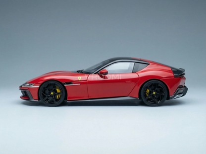 FERRARI - 12CILINDRI 2024 - COM VITRINA - NUMERADOS UM A UM - ROSSO CORSA - VERMELHO - Modelo de carro em escala na Vroomi