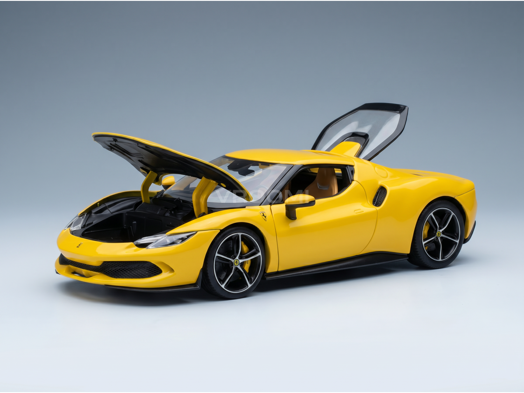 Geel Ferrari-schaalmodel met open deuren en motorkap, gepresenteerd door Vroomi voor verzamelaars.