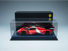 Rotes Ferrari-Modellauto im Maßstab 1:24 in einer Vitrine, präsentiert von Vroomi für Sammler