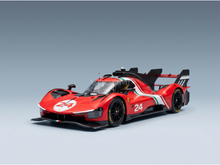 Rotes Ferrari-Modellauto im Maßstab 1:24 mit italienischen Streifen, präsentiert von Vroomi für Sammler