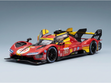 Maqueta de un Ferrari a escala 1:50 en colores rojo y amarillo con adhesivos de competición, presentada por Vroomi para coleccionistas.