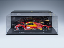 Maqueta a escala del Ferrari 499P en rojo y amarillo, en vitrina, colección Vroomi