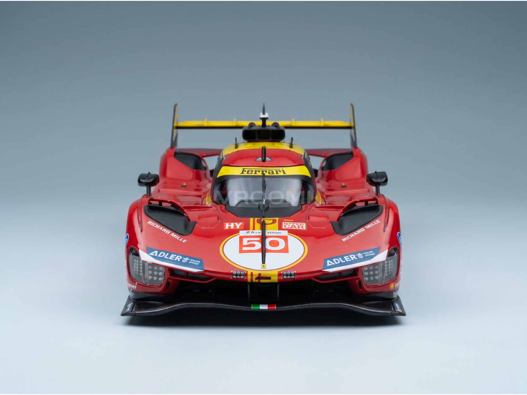 Maquette de voiture Ferrari rouge portant le numéro 50, issue de la gamme haut de gamme de Vroomi en métal moulé sous pression, destinée aux collectionneurs.