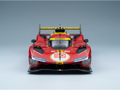 Maquette de voiture Ferrari rouge portant le numéro 50, issue de la gamme haut de gamme de Vroomi en métal moulé sous pression, destinée aux collectionneurs.
