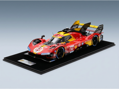 Rood en geel Ferrari-modelauto op schaal 1:50 op een displayvoet, een Vroomi-verzamelobject voor motorsportliefhebbers