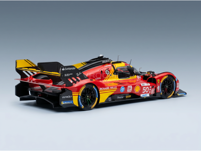 Rood en geel Ferrari-modelauto op schaal 1:50 met sponsorstickers, gepresenteerd door Vroomi voor verzamelaars.