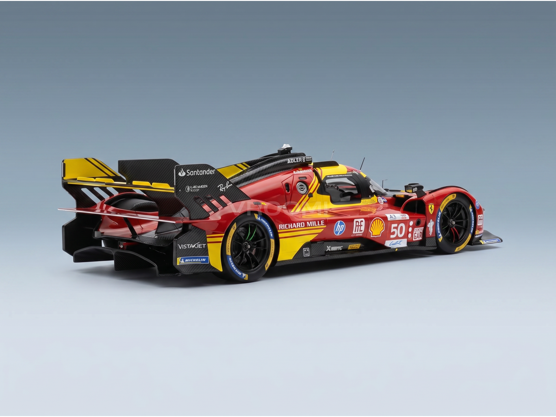 Rood en geel Ferrari-modelauto op schaal 1:50 met Shell- en Richard Mille-kleuren, gepresenteerd door Vroomi