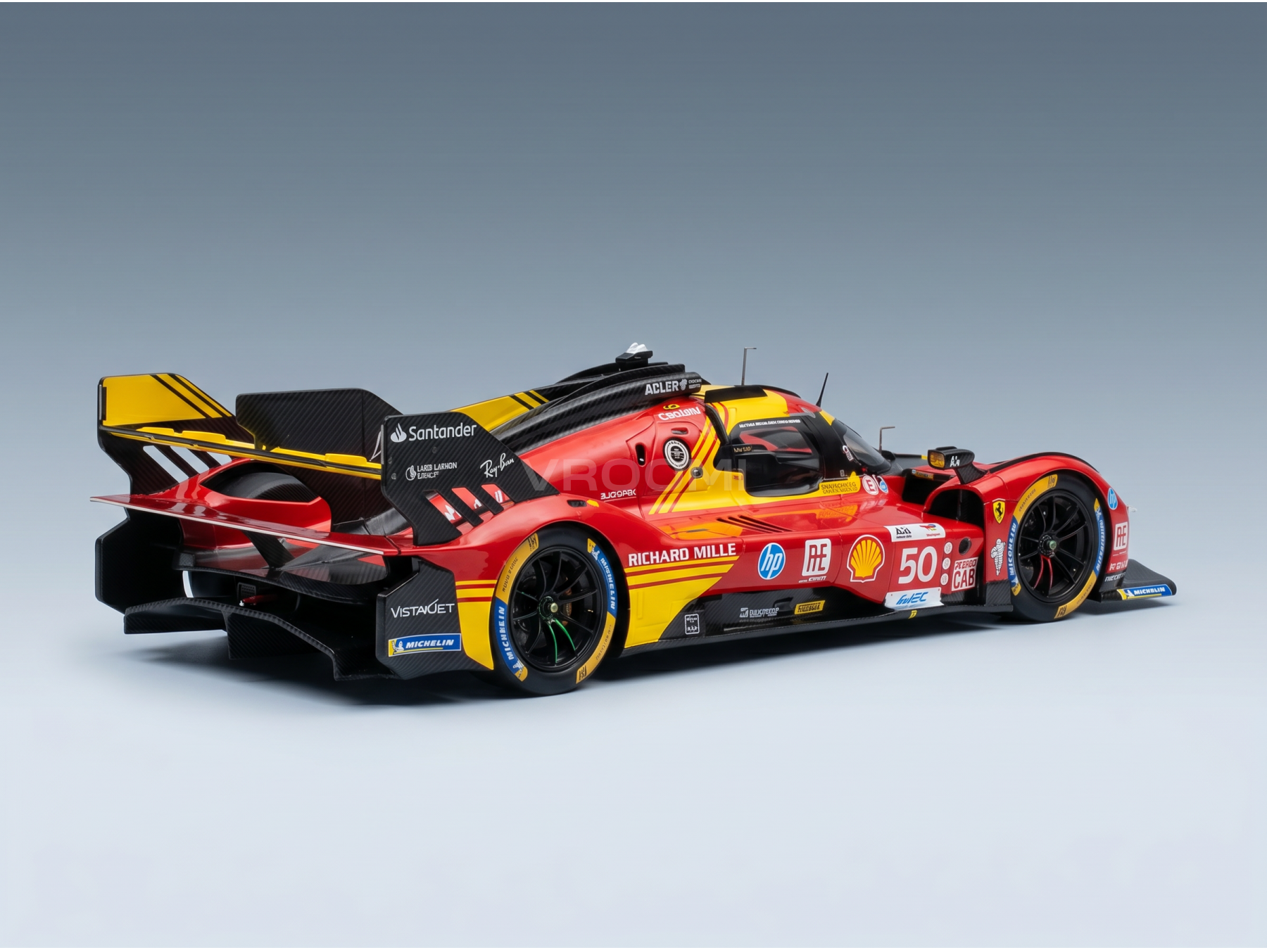 Rood en geel Ferrari-modelauto op schaal 1:50 met sponsorstickers, gepresenteerd door Vroomi voor verzamelaars.