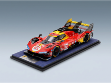 Rotes und gelbes Ferrari 499P Le Mans-Modellauto auf einem Ausstellungssockel, mit Rennaufklebern und Vroomi-Logo