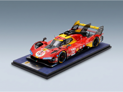 Rood-geel schaalmodel van de Ferrari 499P Le Mans op een displayvoet, voorzien van race-stickers en het Vroomi-logo