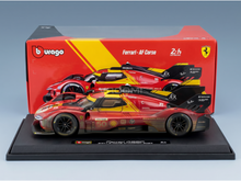Maqueta a escala del Ferrari 499P de Vroomi, con el diseño del campeón de las 24 Horas de Le Mans de 2024 y una llamativa combinación de colores rojo y amarillo.