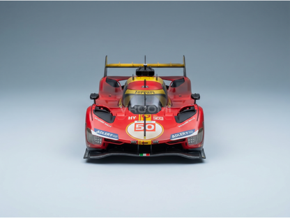 Rood Ferrari-modelauto op schaal 1:50 met race-stickers, gepresenteerd door Vroomi voor verzamelaars en motorsportliefhebbers.