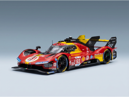Maqueta de un Ferrari a escala 1:51, en colores rojo y amarillo, con adhesivos de competición, presentada por Vroomi para coleccionistas.