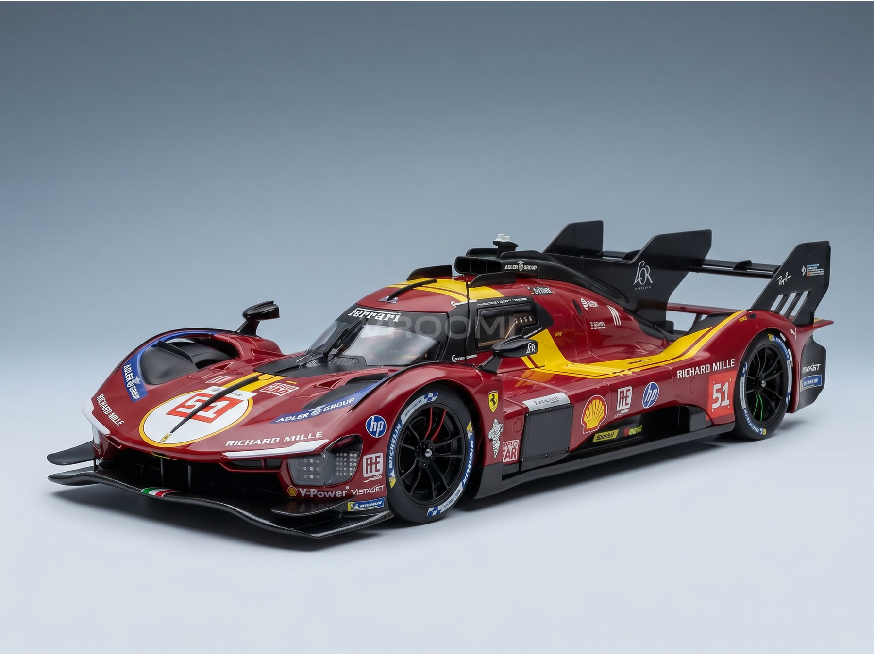 Maqueta de coche Ferrari roja a escala 1:51 con los colores de Richard Mille, presentada por Vroomi para coleccionistas.