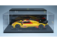 Maqueta a escala del Ferrari 499P de color amarillo en vitrina, presentada por Vroomi para coleccionistas.