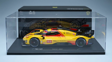FERRARI | 499P V6 TURBO DE 3,0 L DEL EQUIPO AF CORSE N.º 83, 24 HORAS DE LE MANS 2024, ROBERT KUBICA - ROBERT SHWARTZMAN - YIFEI YE - CON VITRINA