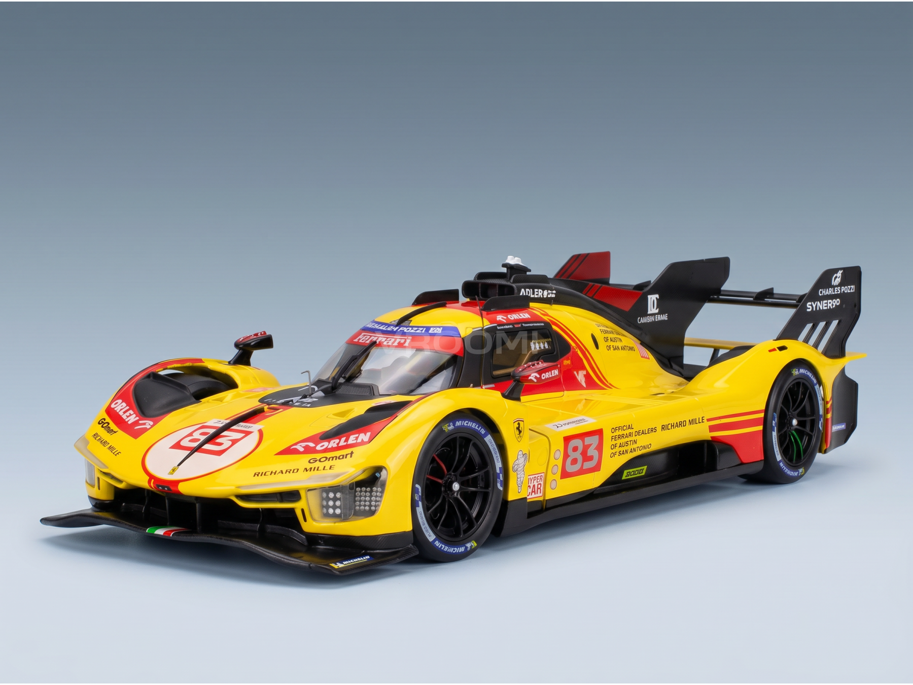 Geel Ferrari-schaalmodel op schaal 1:83 met race-stickers, gepresenteerd door Vroomi voor verzamelaars.
