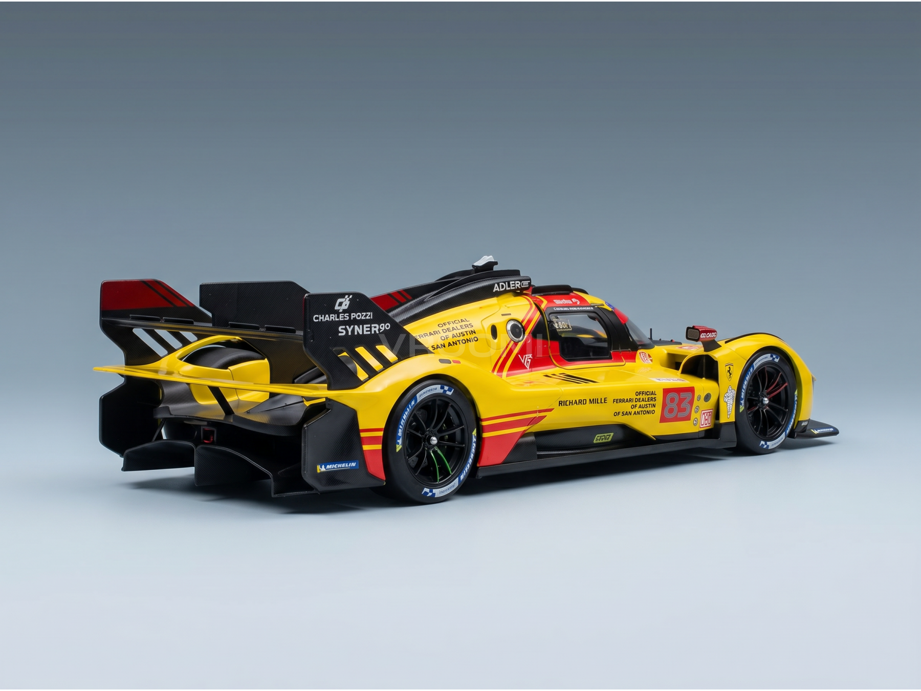 Geel-zwart schaalmodelauto met race-stickers, gepresenteerd door Vroomi voor verzamelaars.