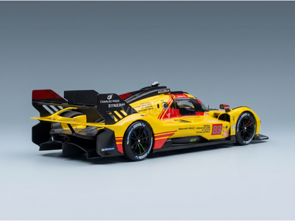Geel-zwart schaalmodelauto met race-stickers, gepresenteerd door Vroomi voor verzamelaars.