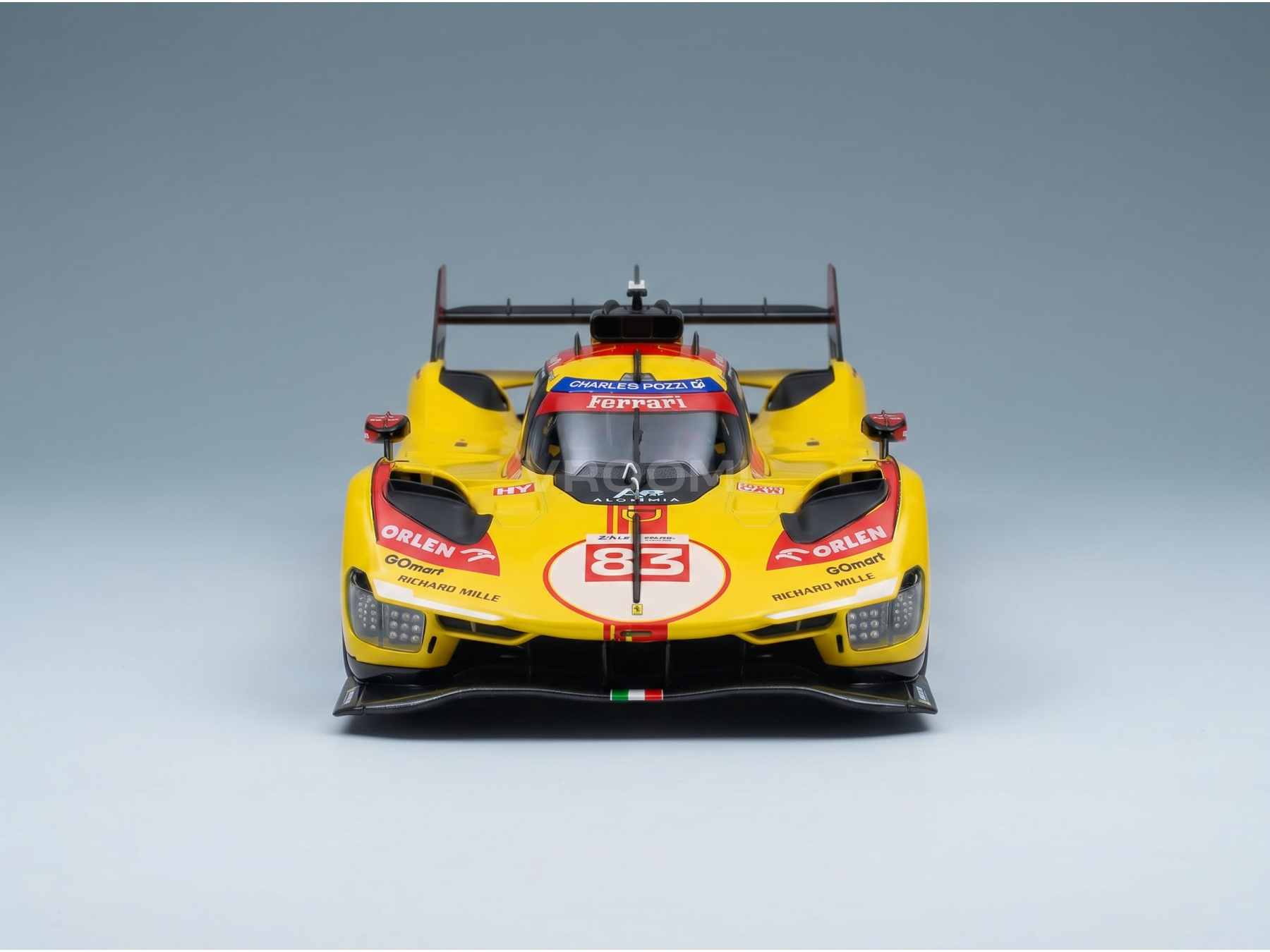 Gele Ferrari-modelauto op schaal 1:83 met Orlen- en Richard Mille-logo’s, gepresenteerd door Vroomi
