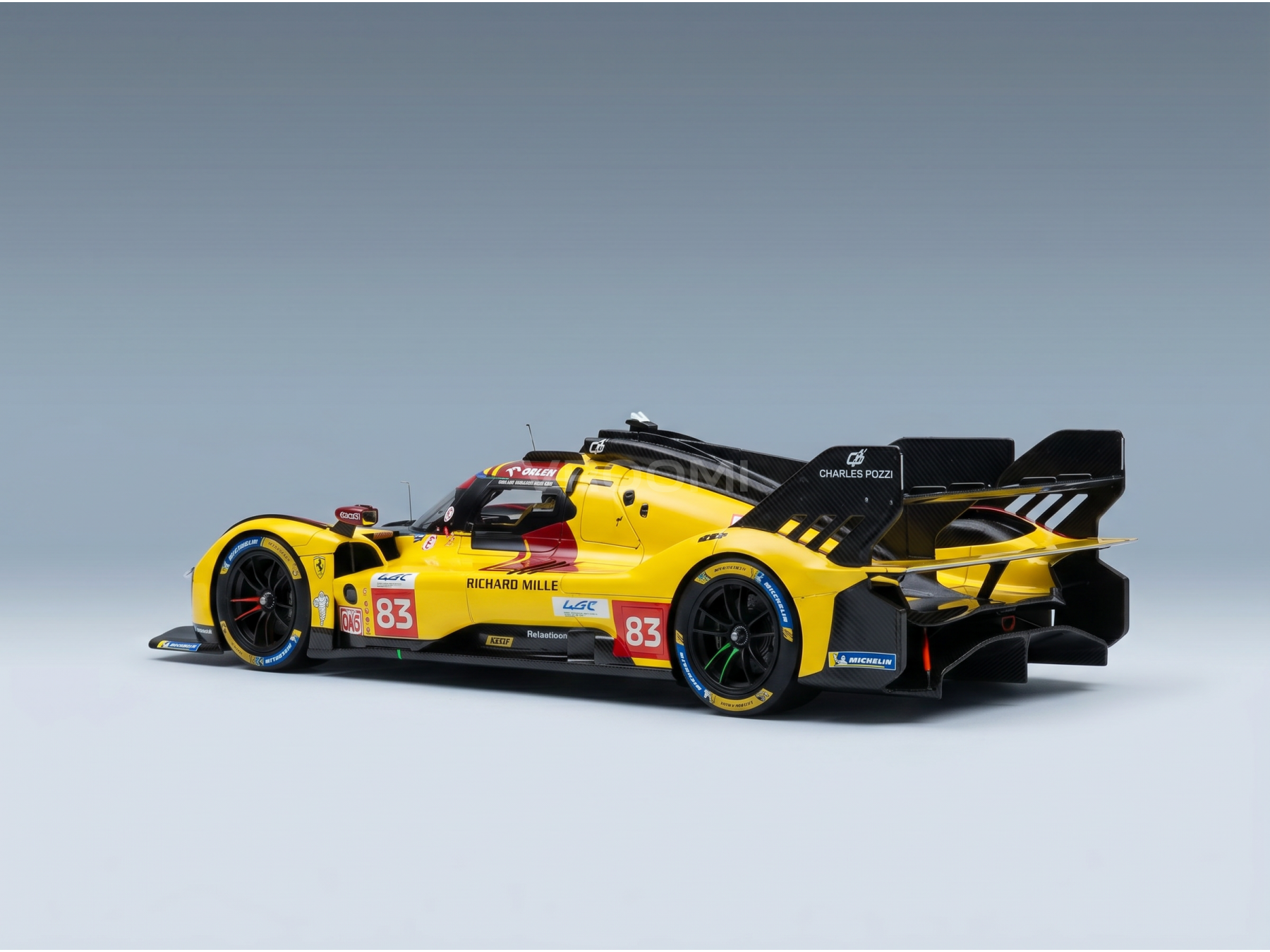 Maquette de voiture Ferrari jaune à l'échelle 1/83, aux couleurs de Richard Mille, présentée chez Vroomi pour les collectionneurs.
