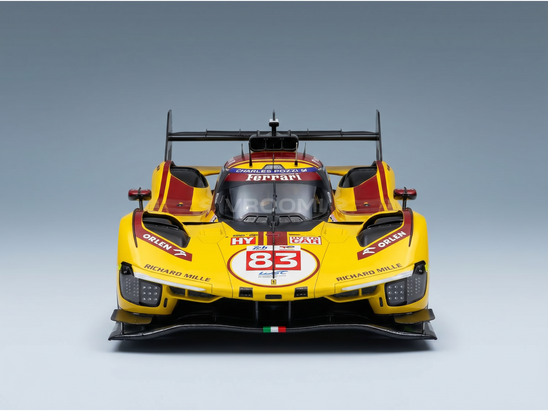 Maquette de voiture Ferrari jaune à l'échelle 1/83, ornée d'autocollants Orlen et Richard Mille, présentée par Vroomi