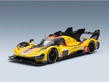 Gelbes Ferrari-Modellauto im Maßstab 1:83 mit Richard-Mille-Lackierung, präsentiert von Vroomi für Sammler.