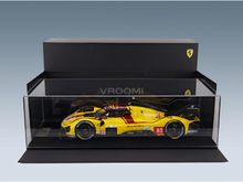 Gelbes Ferrari-Modellauto im Maßstab 1:83 in einer Vroomi-Vitrine, detailgetreue Rennlackierung, Sammlerausgabe