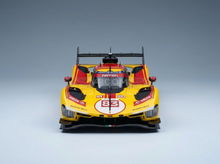 FERRARI - 499P 3.0L TURBO V6 TEAM AF CORSE N.º 83, GANADOR DE LAS 24 HORAS DE LE MANS 2025: ROBERT KUBICA - PHIL HANSON - YIFEI YE - CON VITRINA - MODELO A ESCALA EN COLORES AMARILLO Y ROJO en Vroomi