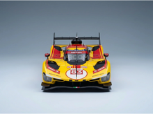Maqueta de un Ferrari amarillo a escala 1:83 con los logotipos de Orlen y Richard Mille, presentada por Vroomi