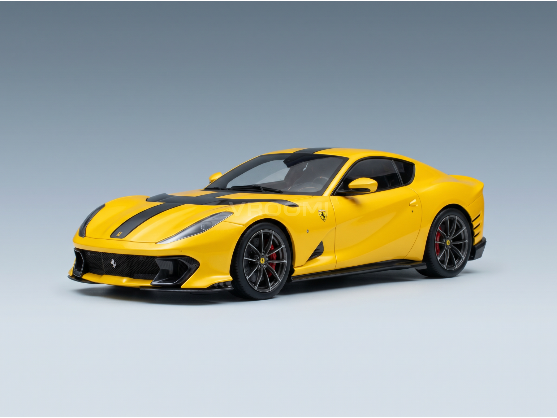 Maquette de Ferrari jaune à rayures noires, présentée par Vroomi pour les collectionneurs.