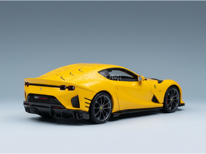 Maquette de voiture Ferrari 812 Competizione jaune de la marque Vroomi, au design épuré et dotée de jantes noires.