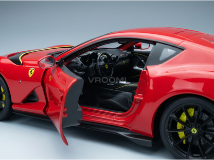 Maqueta de un Ferrari rojo con la puerta abierta, interior detallado y detalles en amarillo — Vroomi