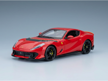 Maqueta de un Ferrari rojo con ruedas negras, presentada por Vroomi para coleccionistas