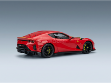 Maqueta a escala del Ferrari 812 Competizione rojo de Vroomi, con llantas negras y detalles en amarillo