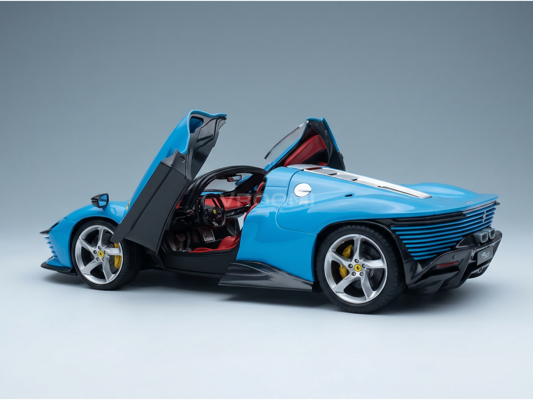 Modèle réduit de voiture bleu avec les portes ouvertes, un intérieur détaillé et le logo Vroomi