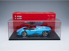 Maqueta de coche Ferrari Daytona SP3 azul a escala 1/18 en vitrina de Bburago, seleccionada por Vroomi
