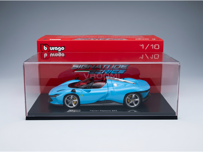 Modèle réduit de Ferrari Daytona SP3 bleue à l'échelle 1/18 dans un coffret vitrine de la marque Bburago, sélectionné par Vroomi