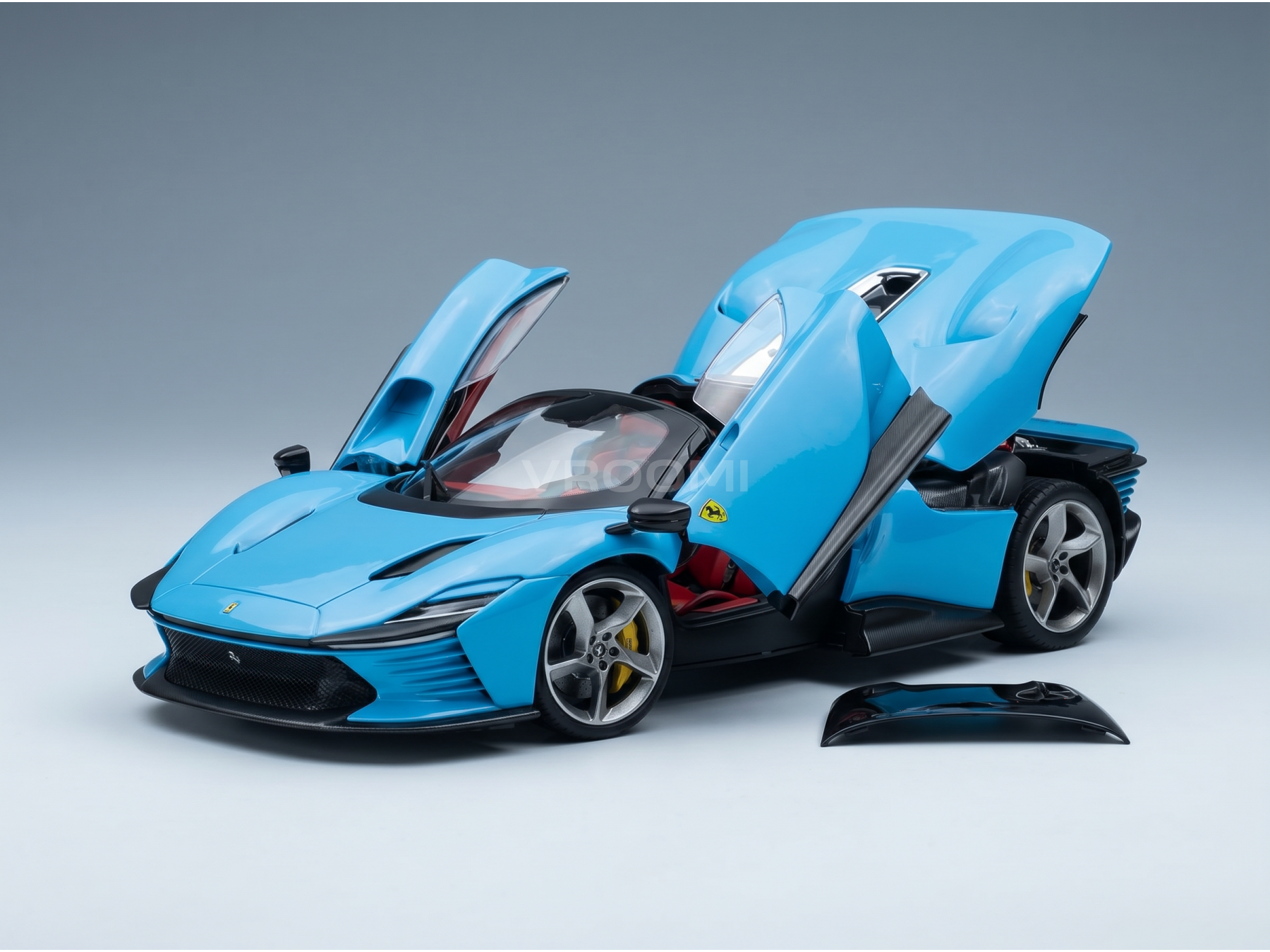 Maquette de Ferrari bleue avec portes ouvrables, intérieur détaillé et touches de fibre de carbone — Vroomi