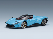 Maqueta de un Ferrari azul claro con detalles en negro y pinzas de freno amarillas, presentada por Vroomi