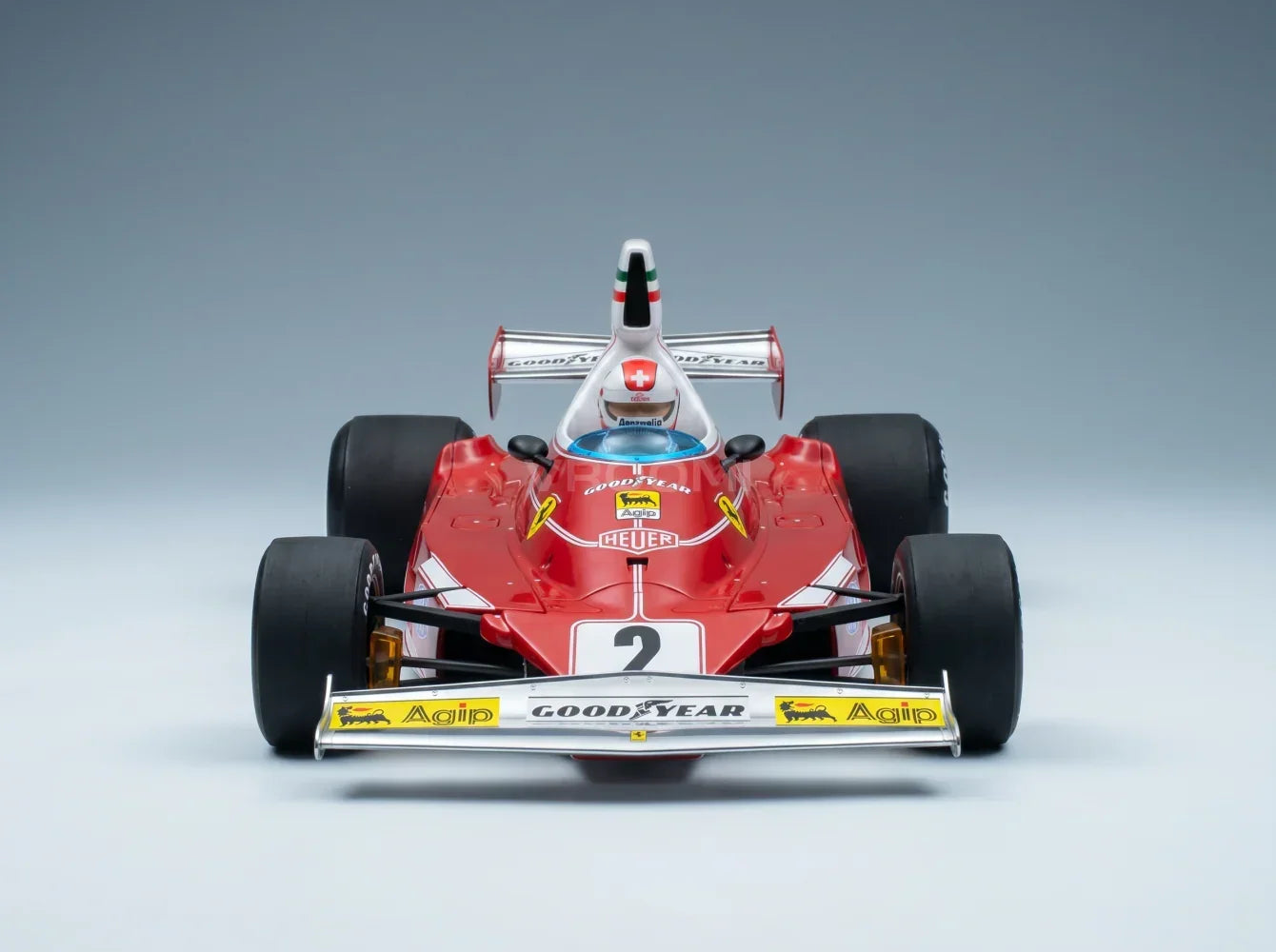 FERRARI - F1 126CX COMPREX TURBO N 27 USA OVEST LONG BEACH GP (met coureurfiguurtje) 1981 G.VILLENEUVE - CON VETRINA - MET VITRINE - ROOD Vroomi Schaalmodellen auto's Shop