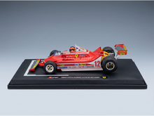 Maqueta a escala de un Ferrari 312T4 rojo, ganador del GP de EE. UU. Este de 1979, expuesta sobre una base negra — Vroomi