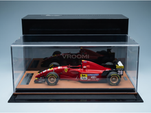 Maqueta a escala de un Ferrari rojo en vitrina, con los logotipos de Goodyear y Agip, seleccionada por Vroomi.