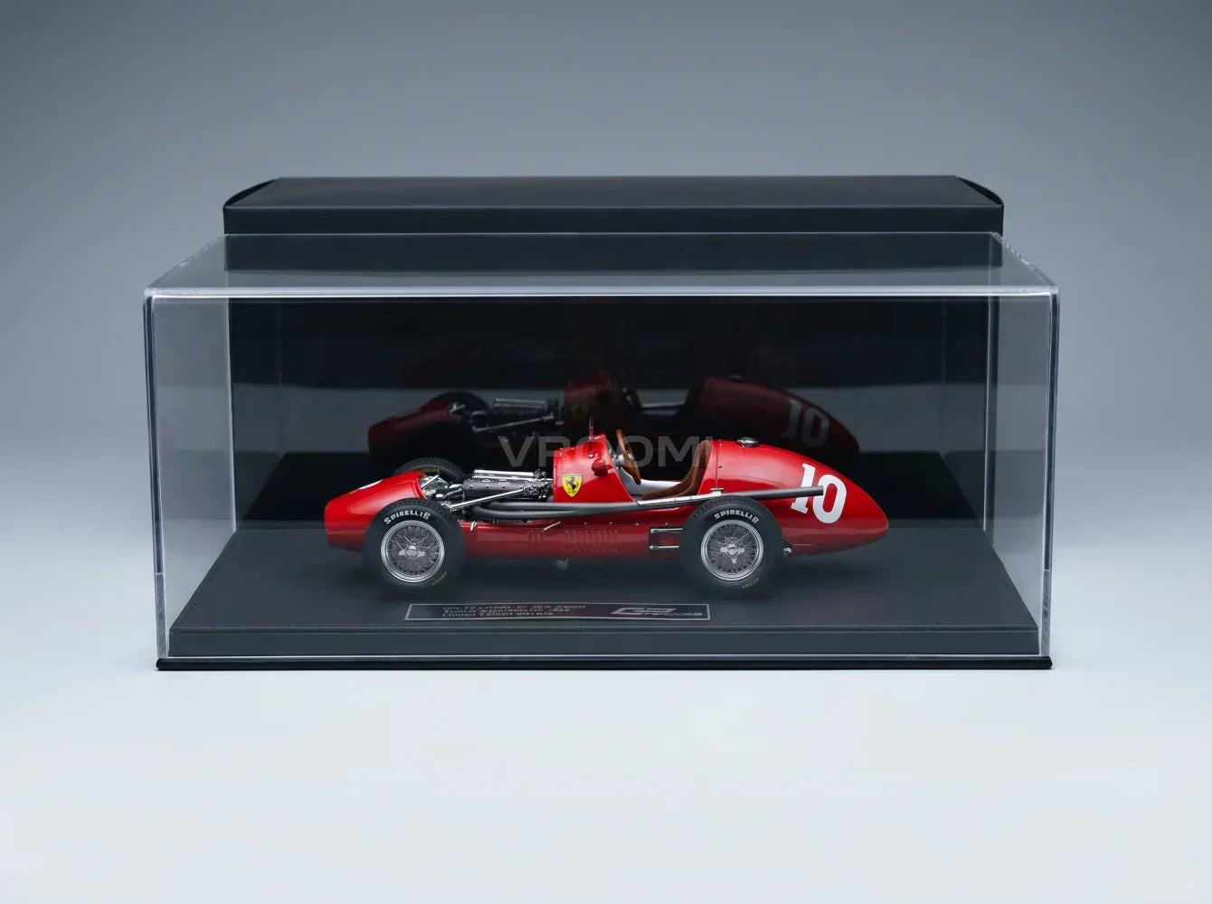 FERRARI | F1 500 F2 SCUDERIA FERRARI N 10 WINNAAR GP VAN ARGENTINIË ALBERTO ASCARI WERELDKAMPIOEN 1953 Vroomi Schaalmodellenwinkel