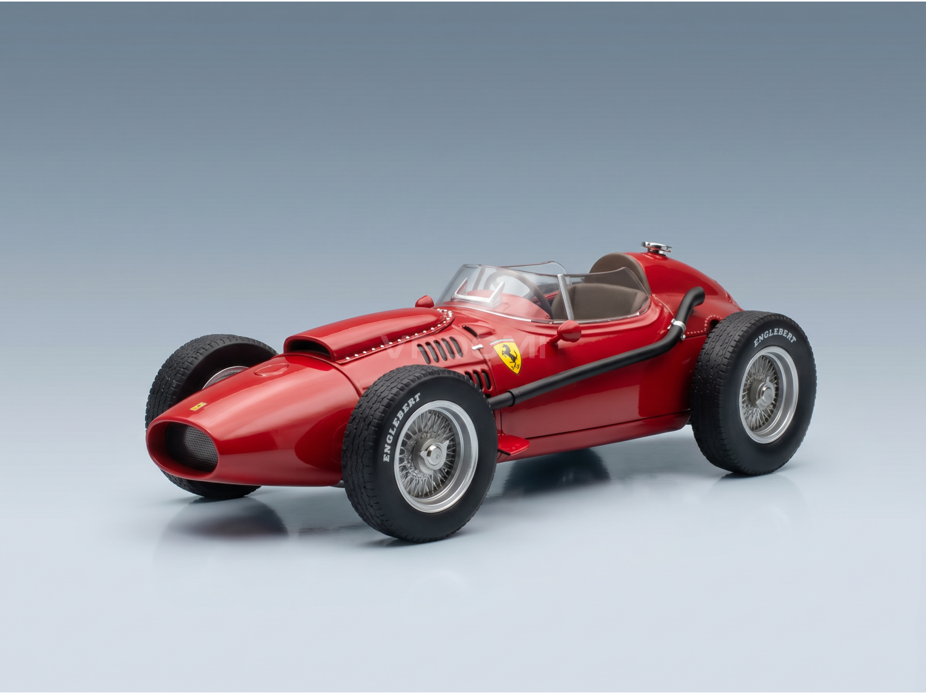 Maqueta de un Ferrari rojo con neumáticos Englebert, presentada por Vroomi para coleccionistas