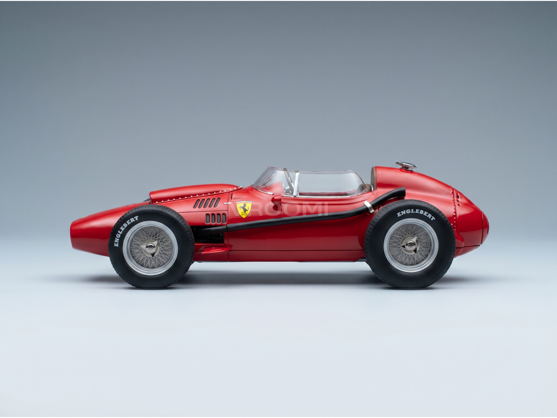 Maqueta de un Ferrari rojo con neumáticos Englebert, presentada por Vroomi para coleccionistas